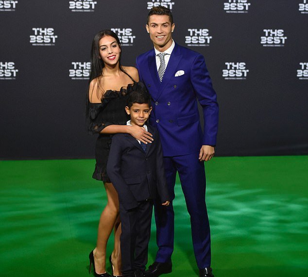 Ronaldo gặp Georgina trong một sự kiện thời trang tại Paris cuối năm 2016 và cả 2 vẫn hạnh phúc cho đến nay.