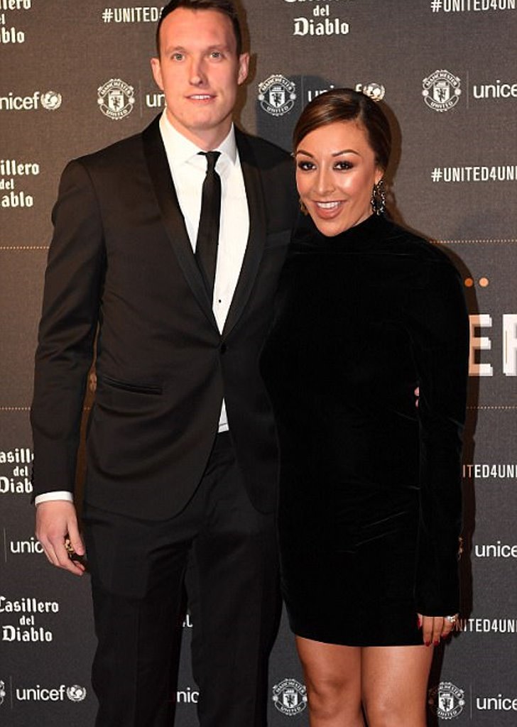 Phil Jones tươi tắn cùng cô vợ mới cưới Kaya.