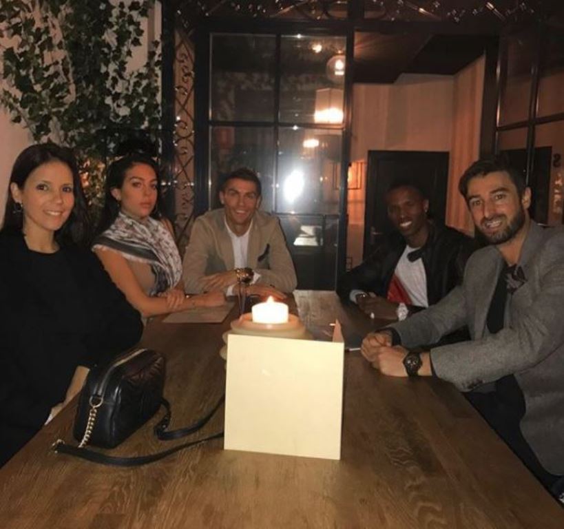 Vừa đến Tây Ban Nha, Ronaldo đã 'tự sướng' ngay với bạn gái Georgina - Bóng Đá