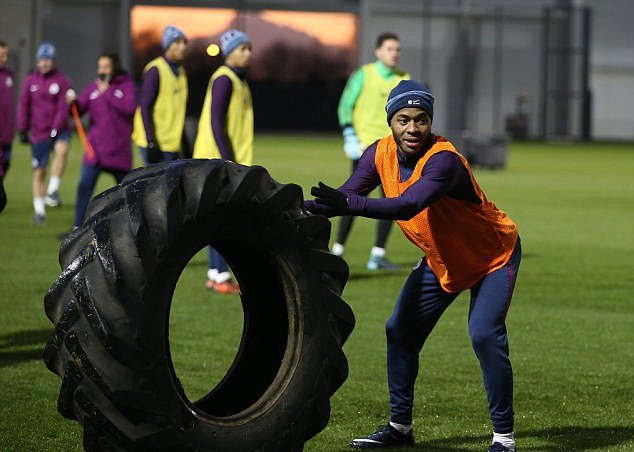 Raheem Sterling bên cạnh chiếc lốp xe khổng lồ. Anh đã tiến bộ thấy rõ trong mùa này, với lối chơi tư duy hơn, và những bàn thắng đến với anh nhiều hơn.