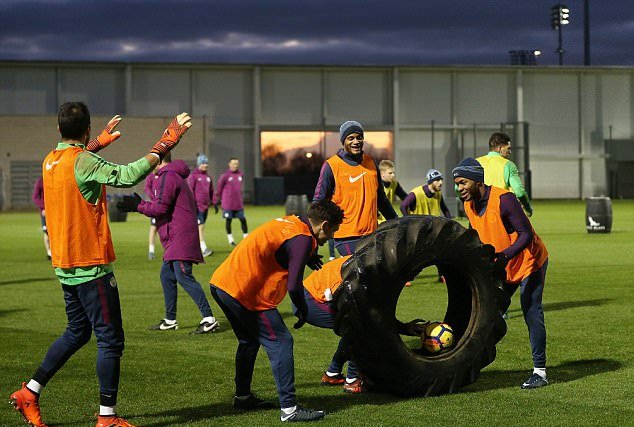 Các học trò của Pep tỏ ra đầy thoải mái bên cạnh chiếc lốp xe khổng lồ.