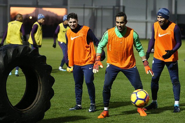 Claudio Bravo rất vui vẻ dù chỉ đóng vai trò dự bị.