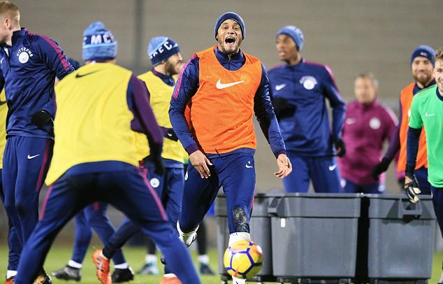 Thủ quân Kompany đầy sung sức.