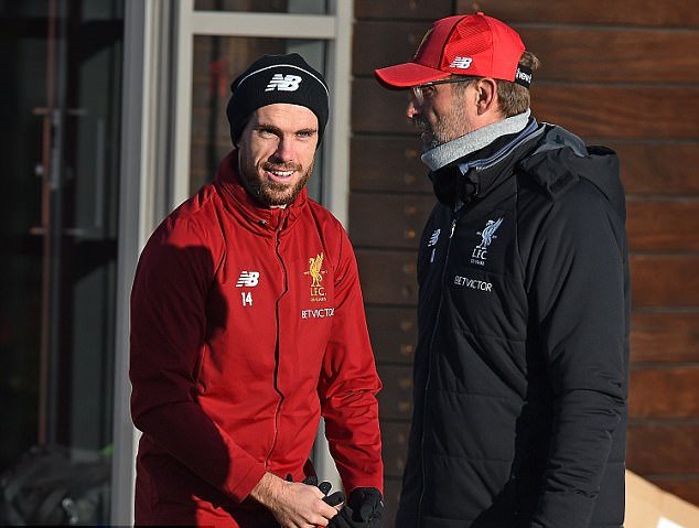 Thủ quân Henderson trao đổi chiến thuật với HLV Jurgen Klopp.