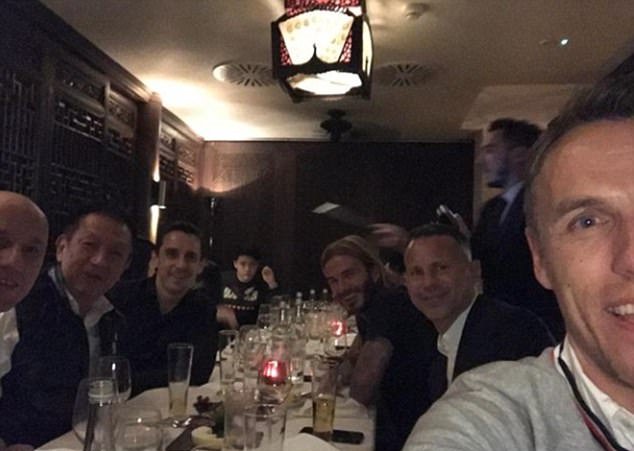 David Beckham, Ryan Giggs, Nicky Butt và Peter Lim chụp hình selfie cùng Phil Neville.