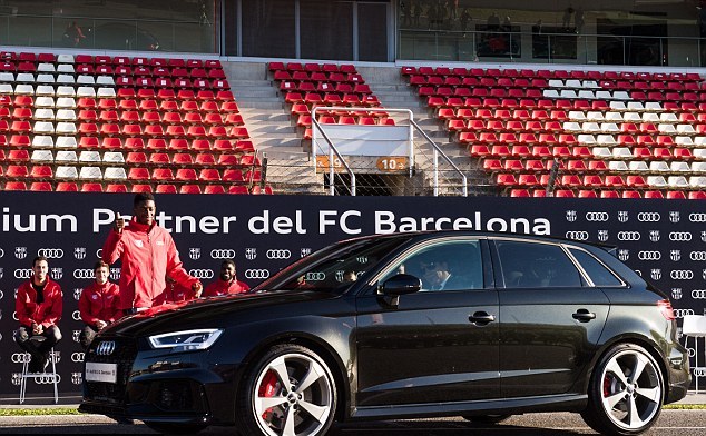 Ousmane Dembele bên cạnh chiếc RS3 Sportback.