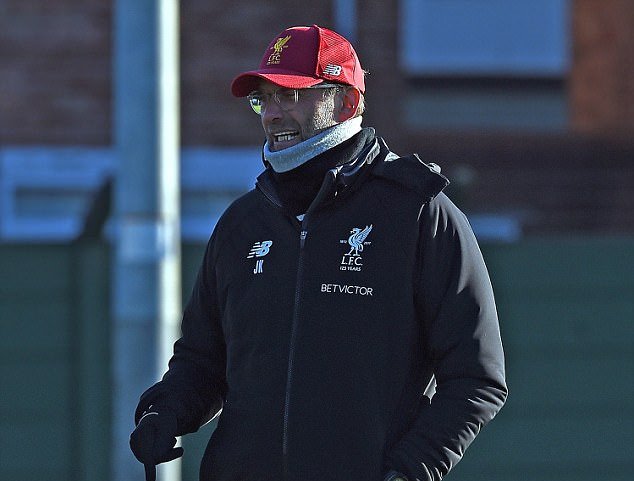 HLV Klopp nỗ lực truyền 'nhiệt' cho các cầu thủ.