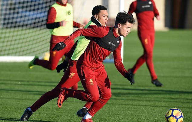 Philippe Coutinho tranh bóng với Trent Alexander-Arnold.