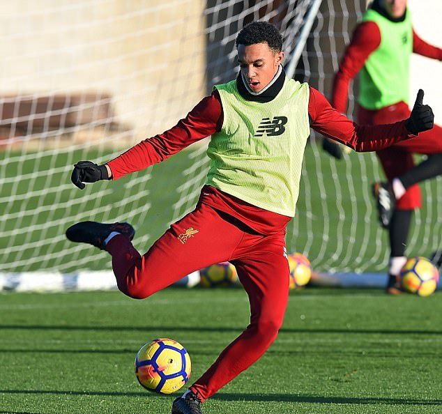 Tài năng trẻ Alexander-Arnold đang nỗ lực tập luyện để ghi điểm trong mắt Klopp.
