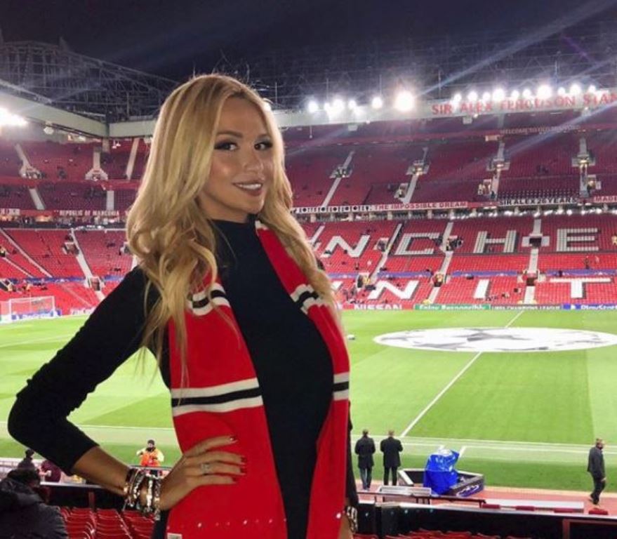 Hoa hậu Nga năm 2003 Victoria Lopyreva khoe dáng ở Old Trafford.