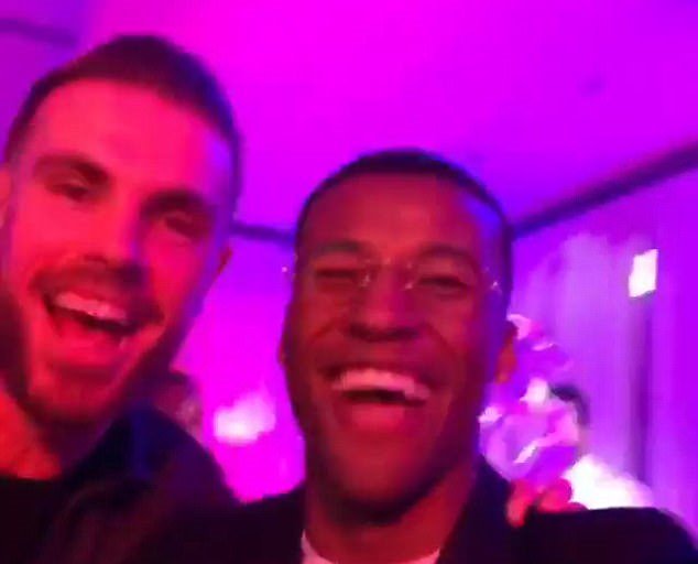 Màn song ca của Jordan Henderson và Gini Wijnaldum.
