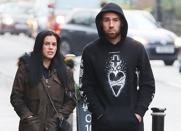 Cũng như De Bruyne, Otamendi được HLV Guardiola cho nghỉ ngơi.