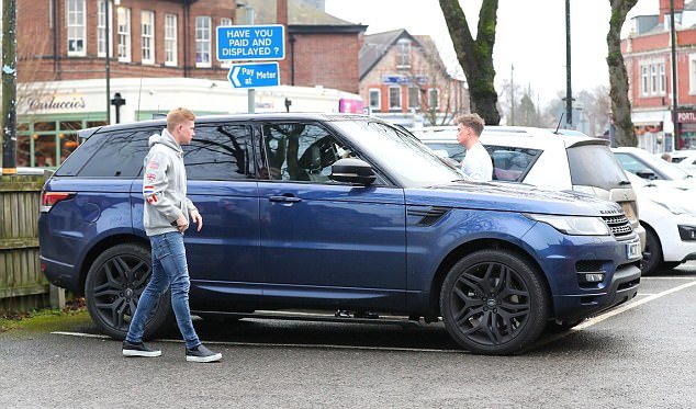 De Bruyne cùng vợ ở Hale. Anh chuẩn bị nhận mức lương 200.000 bảng mỗi tuần ở Man City.