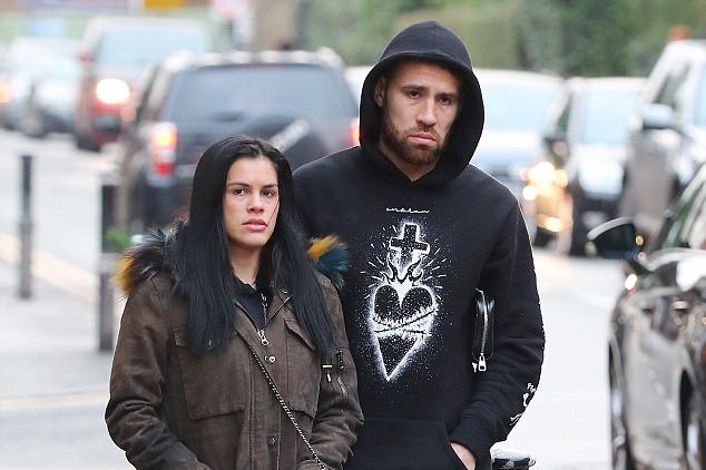 Được nghỉ ngơi, De Bruyne tranh thủ 'tình tứ' cùng vợ mới cưới - Bóng Đá