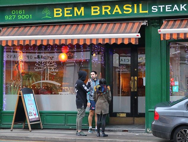 Otamendi và vợ đến nhà hàng Bem Brasil tại Altrincham.