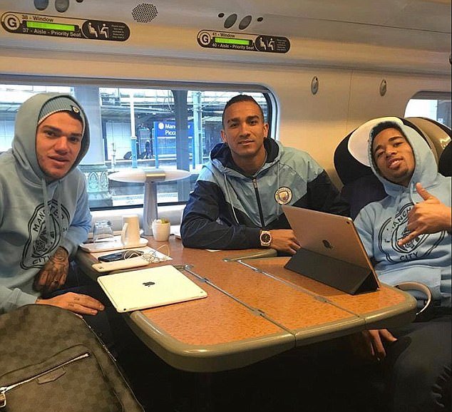 Ederson (trái) cũng không thi đấu phút nào ở trận gặp Leicester.