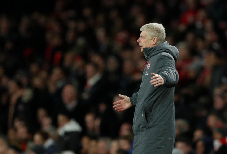 HLV Wenger không hài lòng với quyết định của trọng tài.