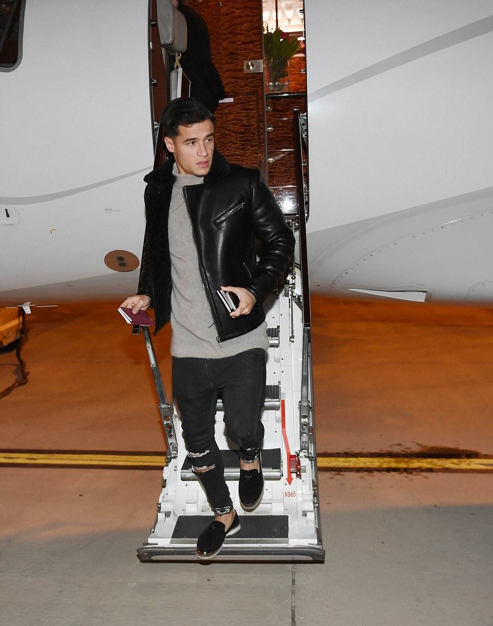 Coutinho rạng rỡ lên máy bay đến Barcelona - Bóng Đá