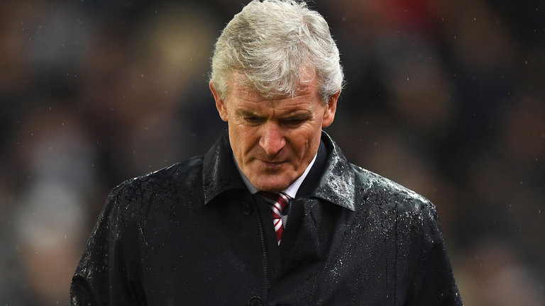 Mark Hughes bị Stoke City sa thải.
