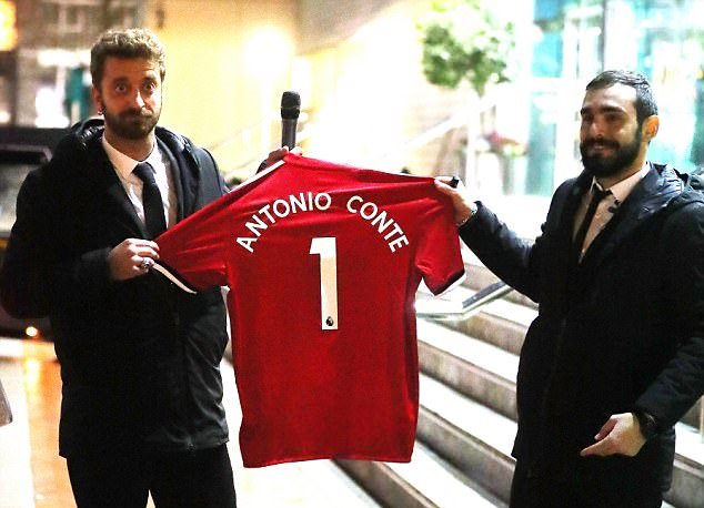 Mourinho ngớ người khi bị gài kí vào áo đấu M.U có tên Antonio Conte - Bóng Đá