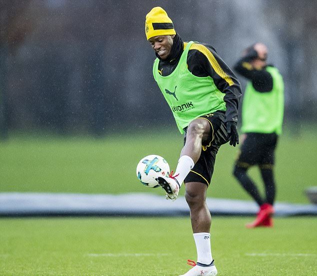 Michy Batshuayi rạng rỡ trong buổi tập đầu tiên cùng Dortmund - Bóng Đá