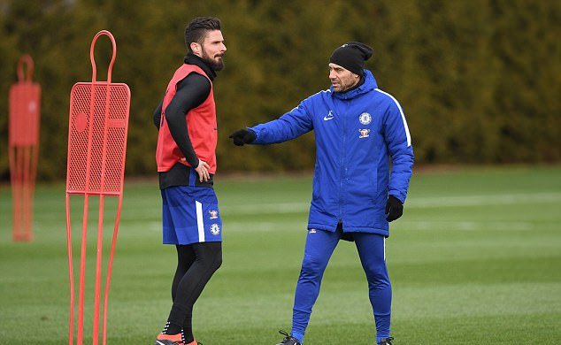 HLV Conte ân cần chỉ bảo tân binh Giroud - Bóng Đá