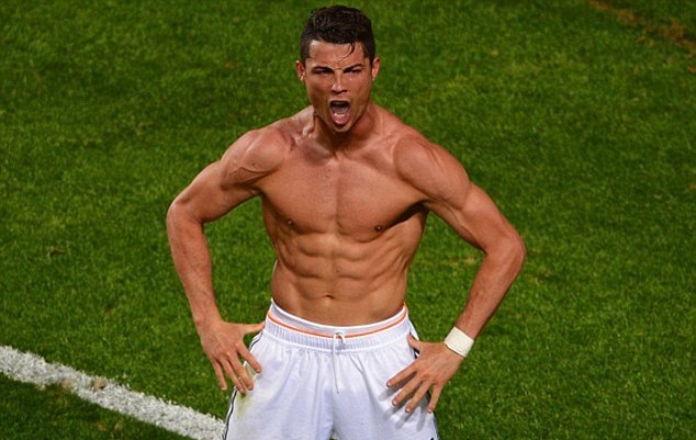 Con trai Ronaldo khoe cơ bắp cuồn cuộn như cha mình - Bóng Đá