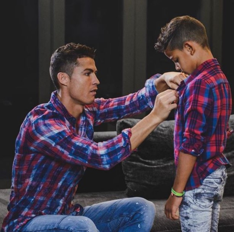 Con trai Ronaldo khoe cơ bắp cuồn cuộn như cha mình - Bóng Đá