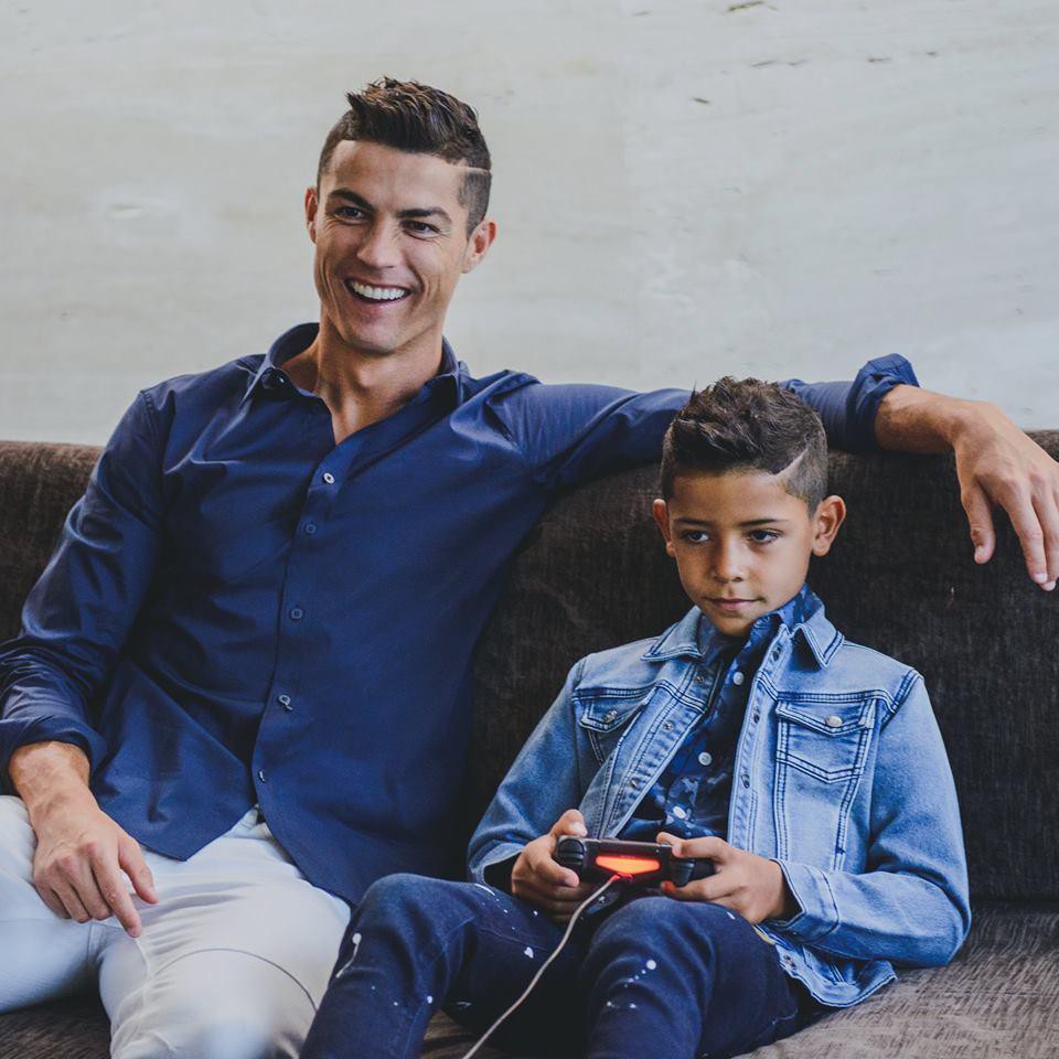 Con trai Ronaldo khoe cơ bắp cuồn cuộn như cha mình - Bóng Đá