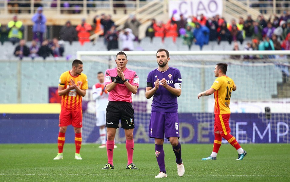 Trận Fiorentina - Benevento dừng lại ở phút 13 (số áo của Davide Astori).
