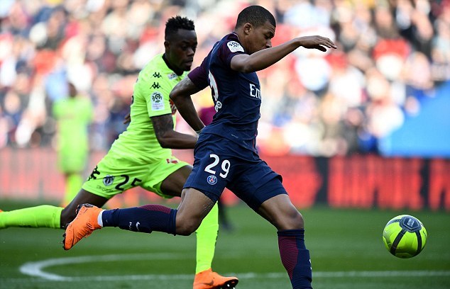 Mbappe lập cú đúp giúp 10 người PSG đánh bại Angers - Bóng Đá