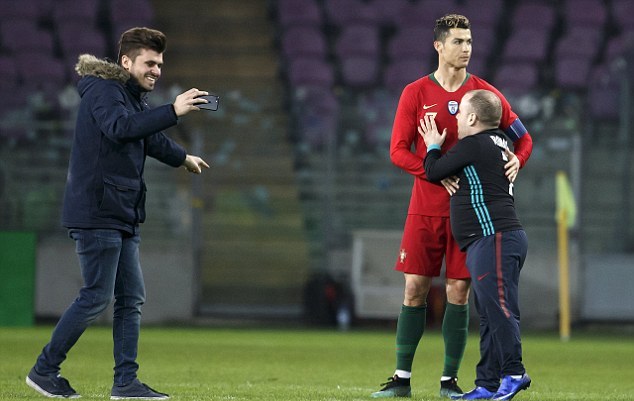 Một CĐV khác tranh thủ chụp ảnh với CR7.