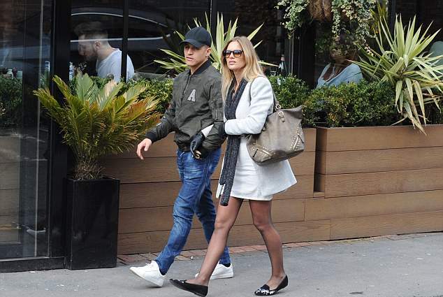 Đưa bạn gái đi ăn, Alexis Sanchez bị cảnh sát phạt nhẹ - Bóng Đá