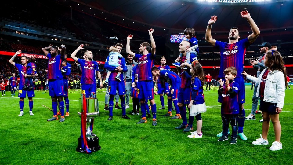 Dàn sao Barcelona 'quẩy' tưng bừng mừng ngôi vô địch - Bóng Đá