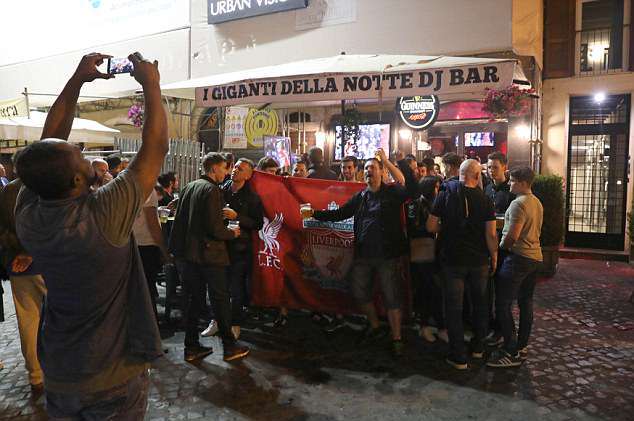 Fan Liverpool chơi trội tại thủ đô Italia - Bóng Đá