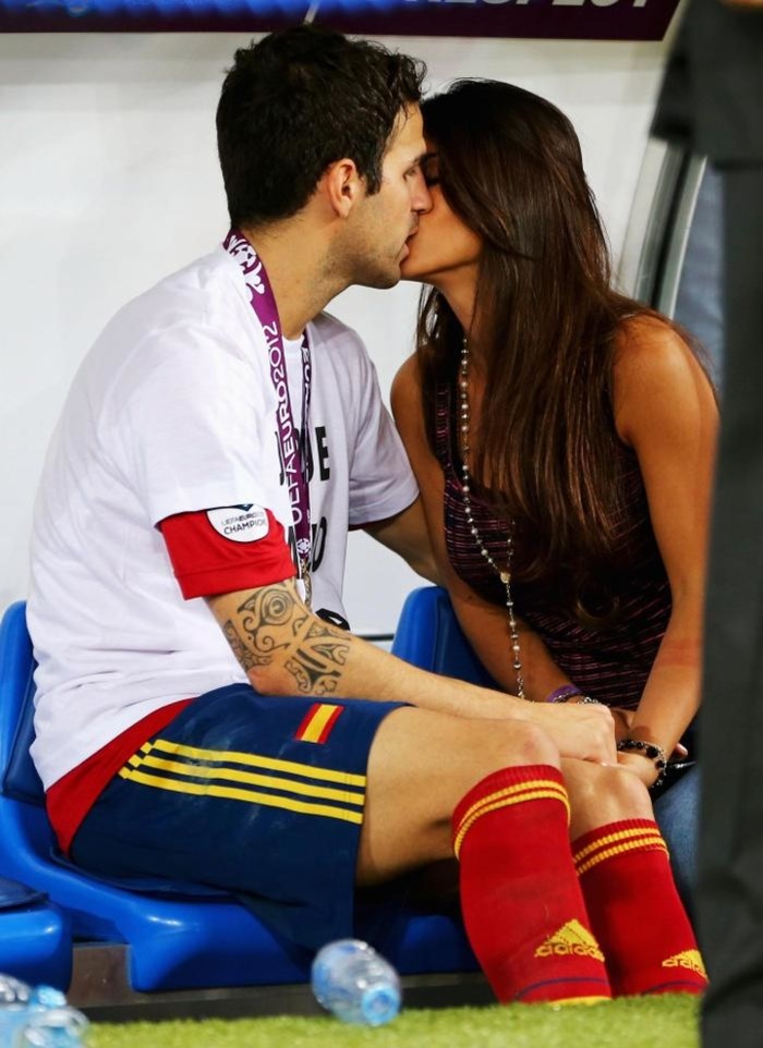 Semaan luôn bên cạnh cổ vũ chồng.