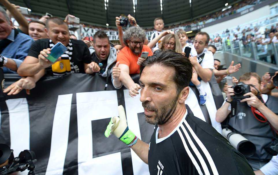 Buffon được vinh danh - Bóng Đá