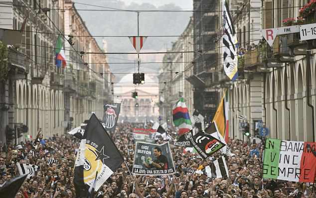 Juventus ăn mừng vô địch - Bóng Đá