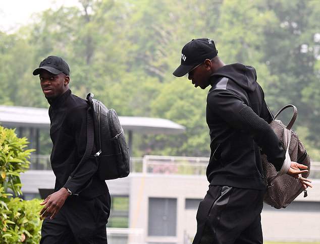 Pogba ăn mặc cực chất khi lên tuyển - Bóng Đá