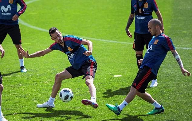 Busquets tranh bóng quyết liệt với David Silva.