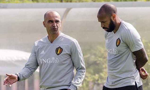 HLV Roberto Martinez trao đổi chiến thuật với trợ lý Henry.
