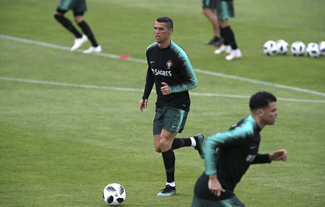 Cristiano Ronaldo hưng phấn trong ngày đầu tập trung ở tuyển - Bóng Đá