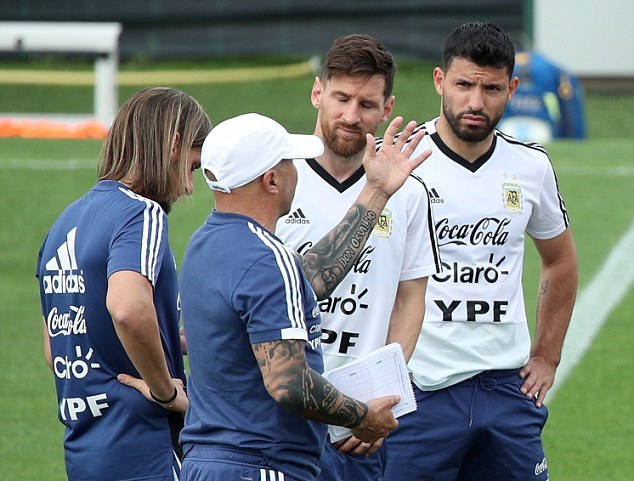 HLV Jorge Sampaoli đưa chỉ thị riêng cho Messi - Aguero - Bóng Đá
