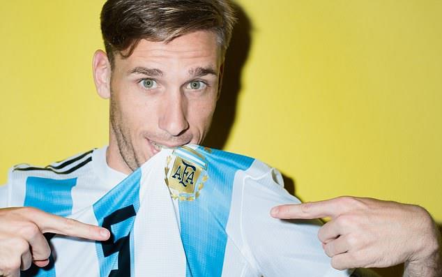 Messi nghiêm túc trong buổi chụp hình của tuyển Argentina - Bóng Đá