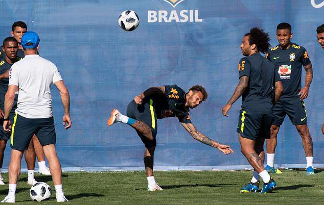 Fred trở lại, lê bước nặng nhọc trong buổi tập của Brazil - Bóng Đá