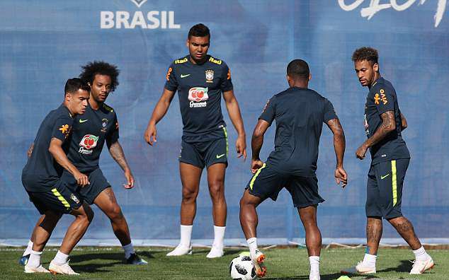 Fred trở lại, lê bước nặng nhọc trong buổi tập của Brazil - Bóng Đá
