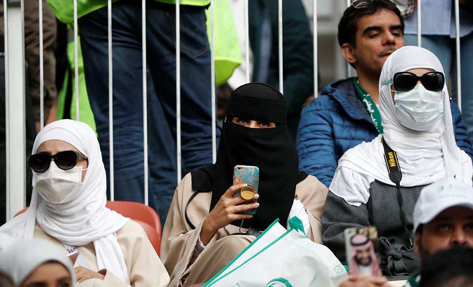 Hai mặt của nữ CĐV: Saudi Arabia kín đáo, Nga hở táo bạo - Bóng Đá