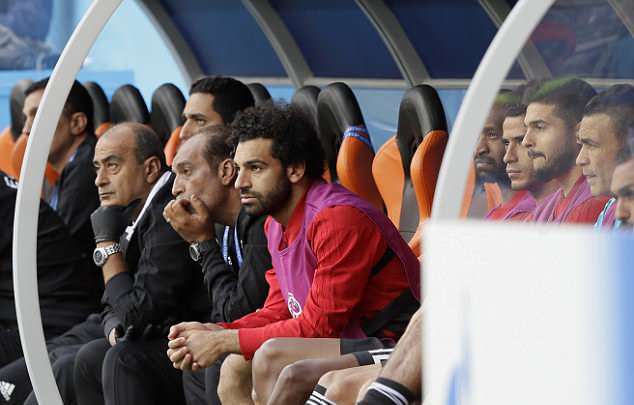 Salah cần 3 đồng đội giúp đỡ mới cởi được áo bib - Bóng Đá