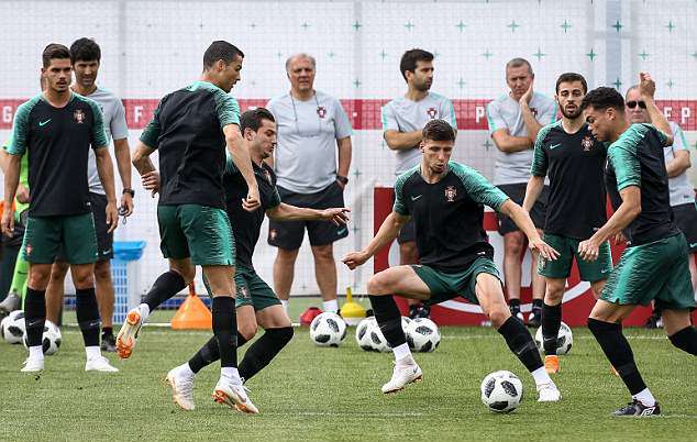 Ronaldo cười 'nham nhở' rồi tát yêu Quaresma - Bóng Đá