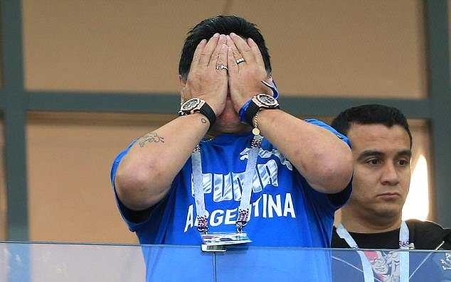 Muôn vàn sắc thái của Diego Maradona trên khán đài - Bóng Đá